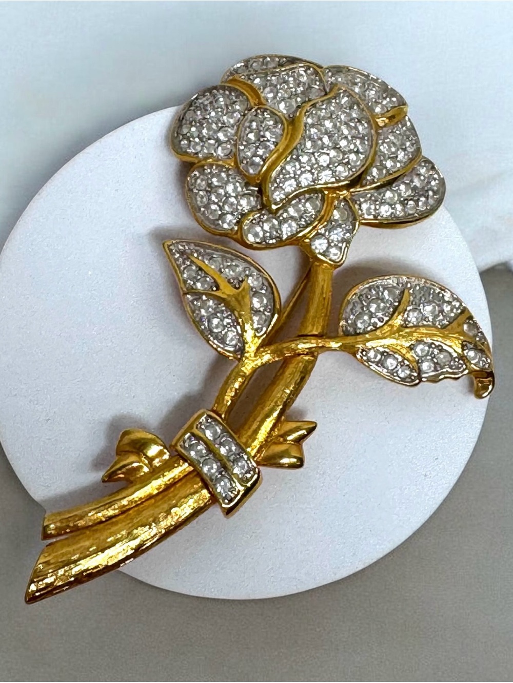 Vintage Nolan Miller signed Gold-Tone Crystal Rose Brooch - Picture 5 of 5